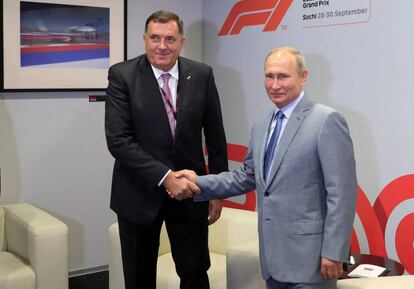 Vladímir Putin saluda al presidente de la República Srpska, Milorad Dodik, el pasado domingo en Sochi.