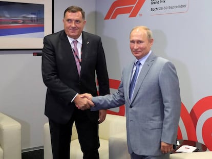 Vladímir Putin saluda al presidente de la República Srpska, Milorad Dodik, el pasado domingo en Sochi.