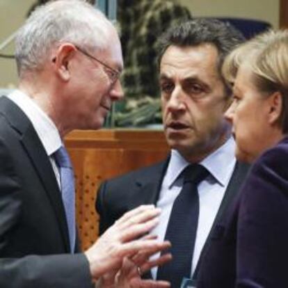 Angela Merkel y Nicolás Sarkozy junto con el presidente del Consejo Europeo, Herman Van Rompuy