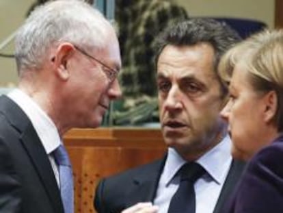 Angela Merkel y Nicolás Sarkozy junto con el presidente del Consejo Europeo, Herman Van Rompuy