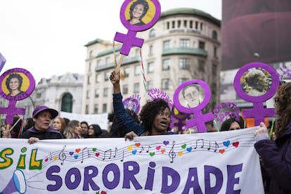 Un grupo de mujeres brasileñas participa en la manifestación del 8-M de Madrid.
