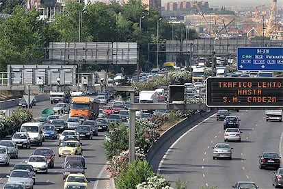 Atasco en los carriles exteriores de la M-30, en una imagen captada desde el puente de O&#39;Donnell.