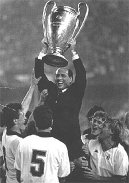 Berlusconi levanta la Copa de la UEFA de 1989 en el Camp Nou.