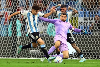 El argentino Julián Álvarez roba el balón al portero Mathew Ryan en la jugada que ha supuesto el segundo gol de la albiceleste. 