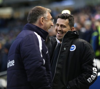 El técnico del Brighton, el español Oscar García, y el del Reading, Nigel Adkins, antes del partido. 