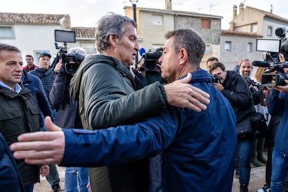 Abrazo de Feijóo y García-Page, este miércoles, en Letur.