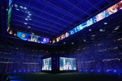 Aficionados del Real Madrid en el Santiago Bernabéu celebran la Decimoquinta Copa de Europa tras imponerse 2-0 al Borussia Dortmund en la final de la Liga de Campeones disputada hoy sábado en el estadio de Wembley, en Londres. 
