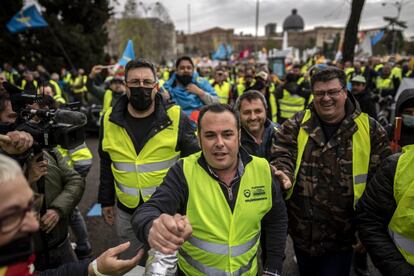 El presidente de la Plataforma Nacional por la Defensa del Transporte, Manuel Hernández (centro), rodeado de manifestantes, este viernes en Madrid.