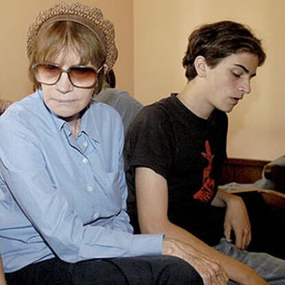 La madre de la actriz, Nadine Trintignant, y su hijo Roman.