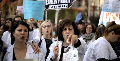 Médicos participan en el cuarto día consecutivo de huelga en Cataluña.