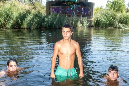 Sebas, Gabriel y Sara, durante su día de río en la Poveda, en Arganda del Rey.