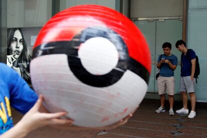 Usuario de Pokémon Go sosteniendo una 'PokémonBall' durante la primera competición de Pokémon Go en Japón.