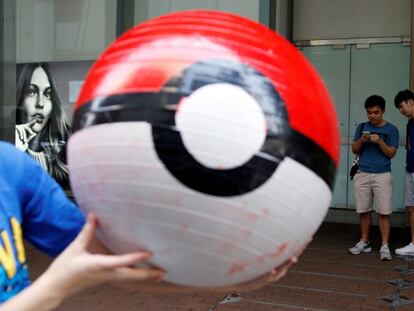 Usuario de Pok&eacute;mon Go sosteniendo una &#039;Pok&eacute;monBall&#039; durante la primera competici&oacute;n de Pok&eacute;mon Go en Jap&oacute;n. 