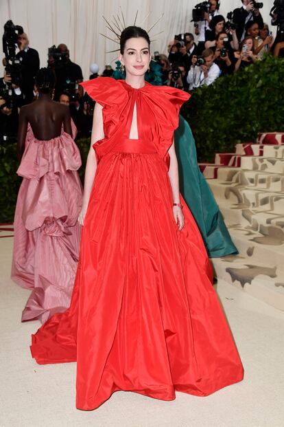 Anne Hathaway optó por una 'corona de espinas' para complementar su voluminoso diseño rojo de Valentino.