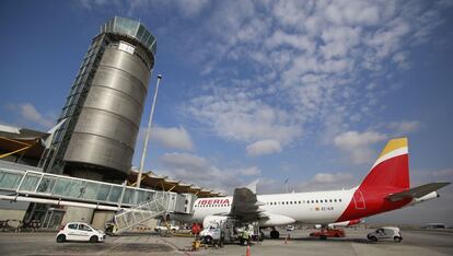 Avi&oacute;n de Iberia con la nueva imagen corporativa de la compa&ntilde;&iacute;a, en el aeropuerto Adolfo Su&aacute;rez-Barajas de Madrid. 