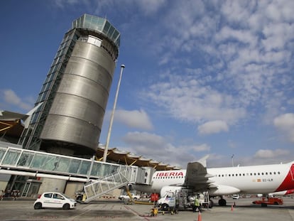 Avi&oacute;n de Iberia con la nueva imagen corporativa de la compa&ntilde;&iacute;a, en el aeropuerto Adolfo Su&aacute;rez-Barajas de Madrid. 