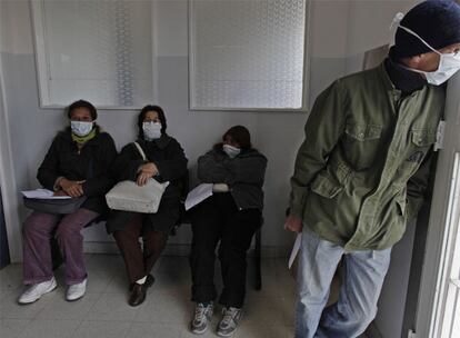 Varias personas esperan a que las atiendan en la sala de emergencias de un hospital de Buenos Aires.