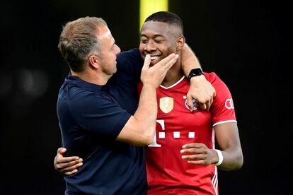 Hans-Dieter Flick felicita a David Alaba.