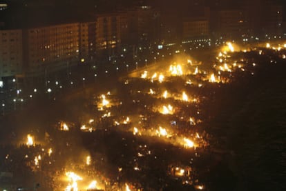 Hogueras en la playa del Orzán de A Coruña, esta noche.