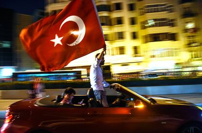 Seguidores del presidente turco salen a la calle con banderas nacionales en Estambul (Turquía), el 16 de julio de 2016.