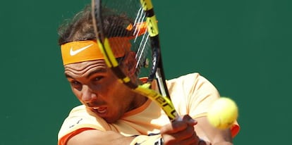 El tenista espa&ntilde;ol Rafa Nadal devuelve la pelota al escoc&eacute;s Andy Murray durante el partido de semifinales del torneo de tenis Masters 1000 de Montecarlo.