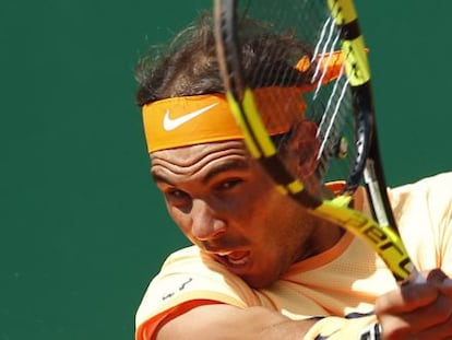 El tenista espa&ntilde;ol Rafa Nadal devuelve la pelota al escoc&eacute;s Andy Murray durante el partido de semifinales del torneo de tenis Masters 1000 de Montecarlo.
