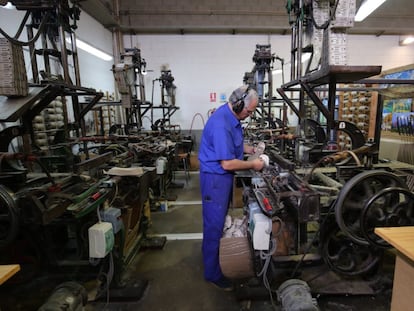 Un empleado trabaja en una fábrica en Bañolas, Girona.