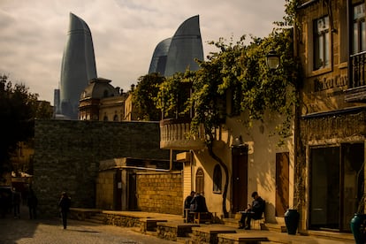 Las llamadas ‘Flame Towers’, las torres llameantes, se elevan tras uno de los barrios antiguos de Bakú, la capital de Azerbaiyán. 