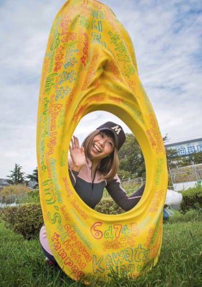 La artista japonesa Rokudenashiko con el kayak resultante de hacerse un molde de su vagina.