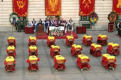 Los 17 fretros, alineados en el patio central del Cuartel General del Ejrcito, en Madrid.