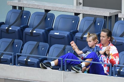 Azarenka observa un partido en las gradas de Nueva York junto a su hijo. / DANIELLE PARHIZKARAN