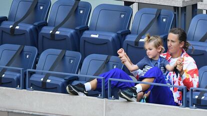 Azarenka observa un partido en las gradas de Nueva York junto a su hijo. / DANIELLE PARHIZKARAN