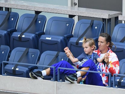 Azarenka observa un partido en las gradas de Nueva York junto a su hijo. / DANIELLE PARHIZKARAN