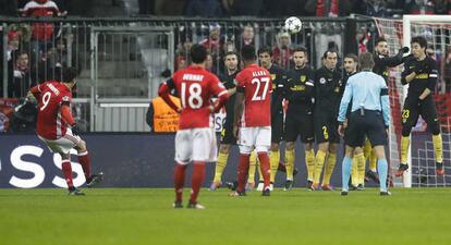 Lewandowski, tras lanzar la falta que supuso el primer gol. 