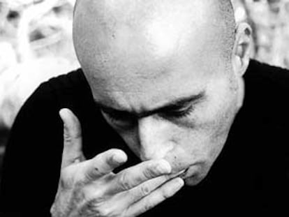 El músico y poeta español Javier Corcobado.
