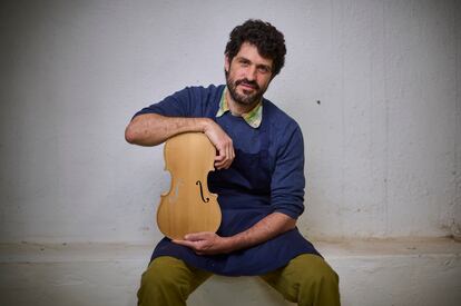 Iñaki Arguiñarena, con uno de los violines que fabrica en Arizala, Navarra.