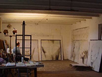El artista Jordi Isern (Barcelona, 1962), en su estudio en la localidad de Rupià.