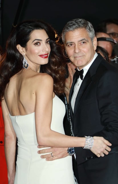 George Clooney también fue nombrado con tal honor dos veces por la revista estadounidense. En 1997 y en 2006. El que ha sido considerado como el soltero de oro de Hollywood se casó con la abogada de derechos humanos Amal Clooney en 2014. Tres años después se convirtieron en padres de mellizos.