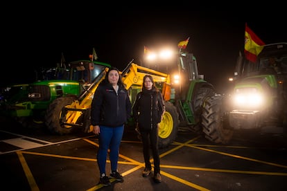 Dos agricultoras, concentradas en un desguace de Torrejón de la Calzada, para salir coordinadas con sus compañeros hacia Madrid, la mañana del miércoles.