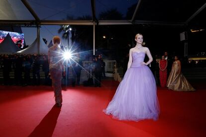 Nicole Kidman y Elle Fanning durante la alfombra roja de el pase de 'The Beguiled'.