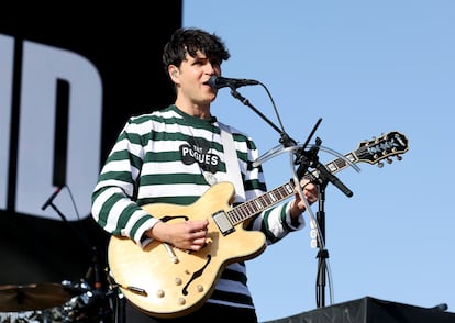 Ezra Koenig, cabecilla de Vampire Weekend, actuando en el festival Coachella (Indio, California), el pasado 13 de abril, con una sudadera de The Pogues.