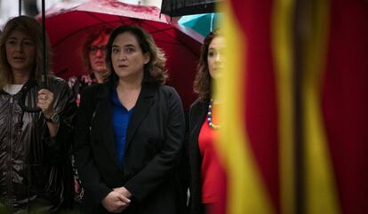 La alcaldesa de Barcelona, Ada Colau, durante la ofrenda al monumento de Rafael Casanova.