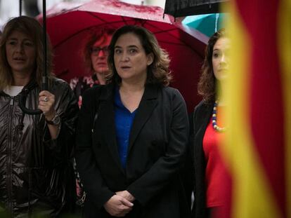 La alcaldesa de Barcelona, Ada Colau, durante la ofrenda al monumento de Rafael Casanova.
