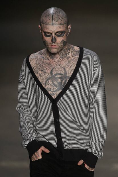 El modelo canadiense Rick Genest se ha tatuado el cuerpo para parecer un zombie. Lady Gaga replicó su imagen para el video de Born this Way.