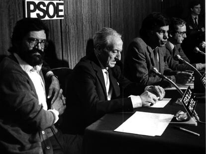 A la izquierda, Ricardo García Damborenea, en un mitin del PSOE en el que participaban Ramón Rubial, Felipe González y Txiki Benegas.