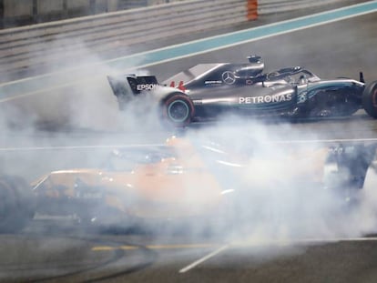 Fernando Alonso y Lewis Hamilton haciendo 'donuts' en la línea de meta.