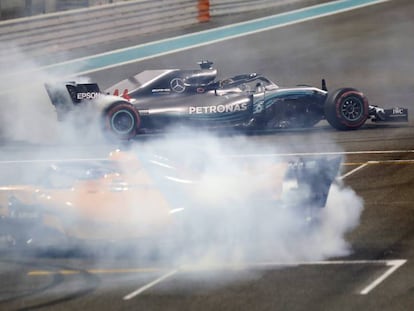 Fernando Alonso y Lewis Hamilton haciendo 'donuts' en la línea de meta.