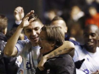 Siqueira celebra con su entrenador Anquela la victoria ante Osasuna
