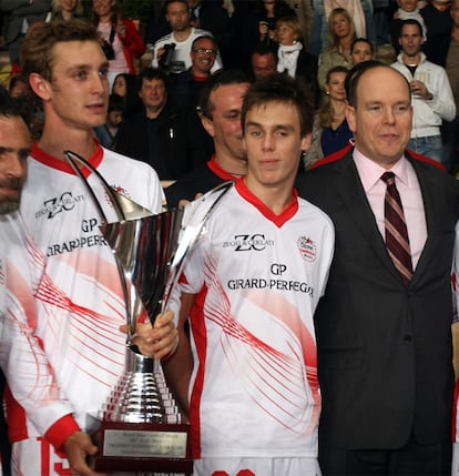El príncipe Alberto de Mónaco ha asistido al partido de fútbol en el que han participado dos de sus sobrinos, Pierre Casiraghi, hijo de Carolina, y Louis Ducruet, hijo de Estefanía. En el encuentro benéfico, que se ha celebrado en el estadio Louis II de Mónaco, los retoños de las princesas se han enfrentado, entre otros, al piloto español Fernando Alonso. Entre los espectadores se encontraba la princesa Estefanía, que tuvo a Louis durante su relación con Daniel Ducruet.