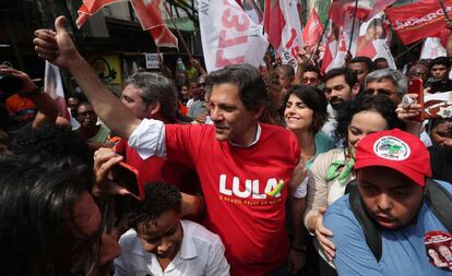 Fernando Haddad faz campanha na favela da Rocinha, Rio de Janeiro.